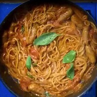 Спагетти с сосисками на сковороде