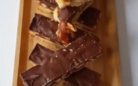 Печенье с карамелью, орехом и покрытое шоколадом
