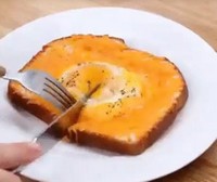 Яйцо в хлебе с сыром