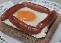 Бутерброд с яичницей на завтрак